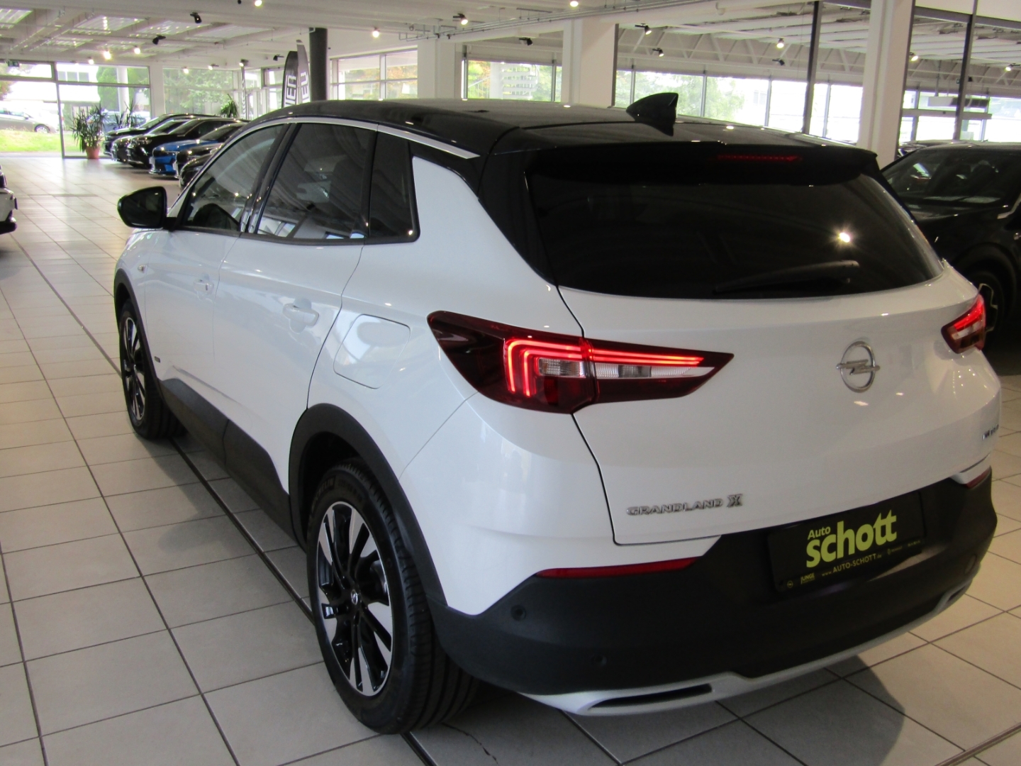 Grandland Business Elegance Plug-in-Hybrid LED NAV SHZ KLIM TEMP