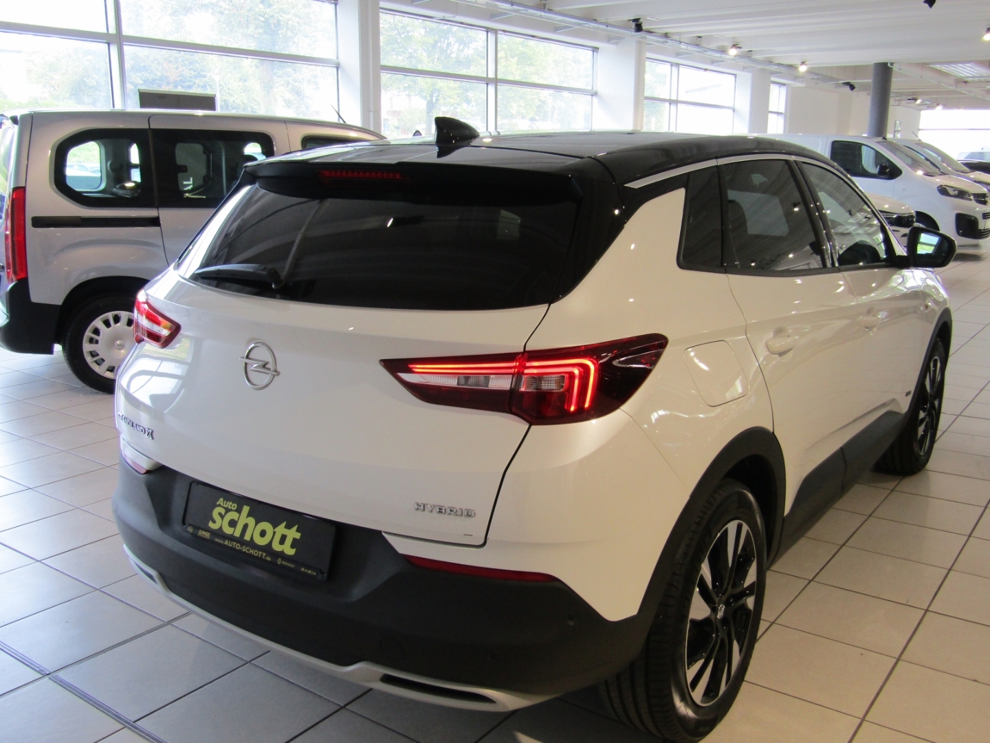 Grandland Business Elegance Plug-in-Hybrid LED NAV SHZ KLIM TEMP