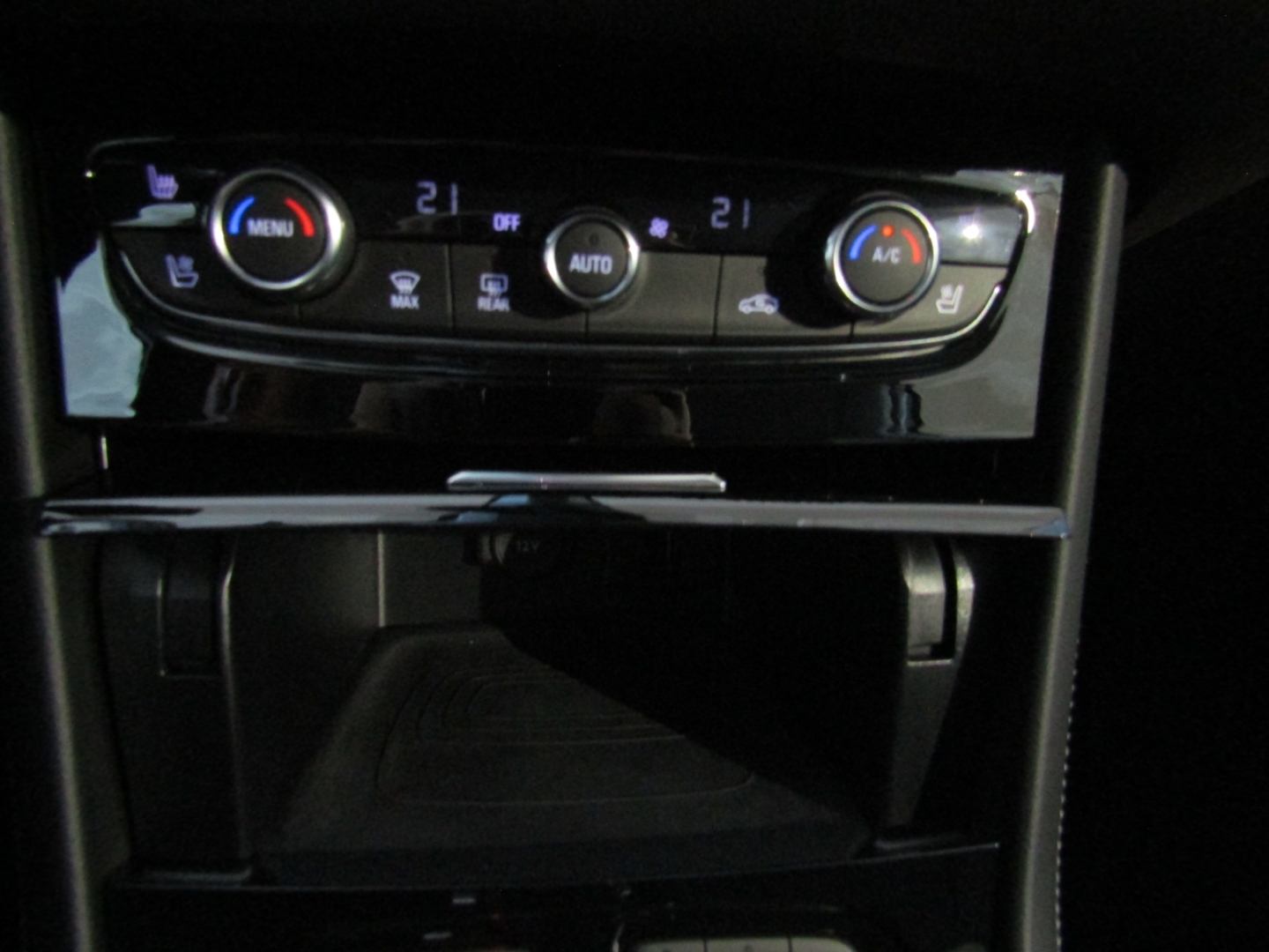 Grandland Business Elegance Plug-in-Hybrid LED NAV SHZ KLIM TEMP