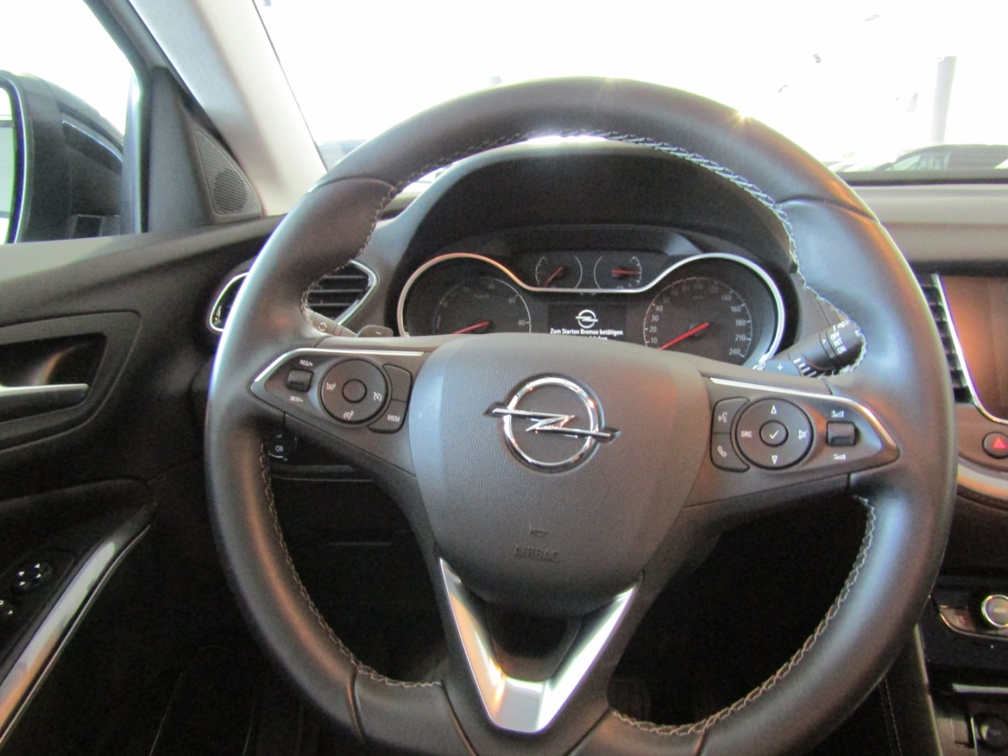 Grandland Business Elegance Plug-in-Hybrid LED NAV SHZ KLIM TEMP