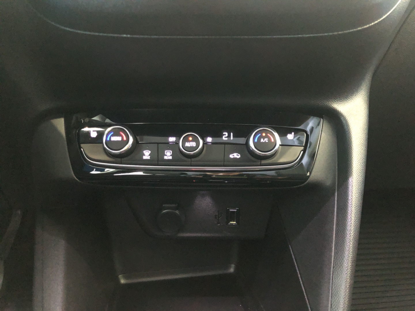 Corsa Elegance 1.2 ALU KLIMA KAM CARPLAY